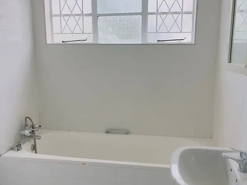 Neat 3 bed duplex flat to rent in Avondale